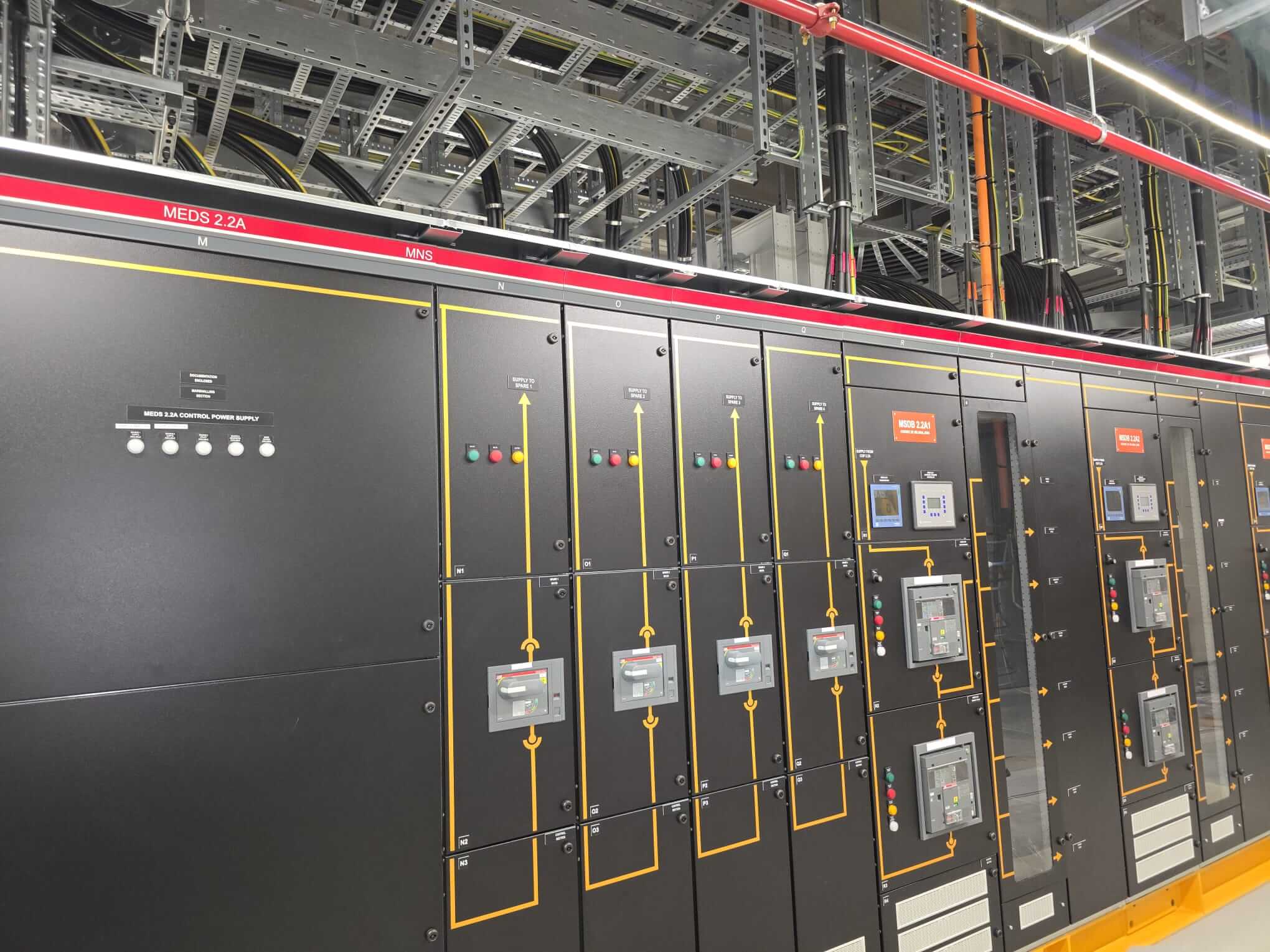 Professionelle Elektroinstallation in einem technischen Industrieobjekt